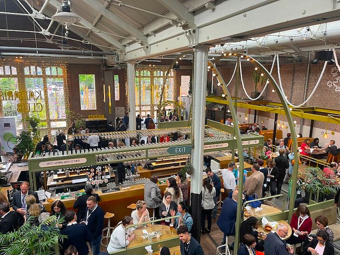 De Kanarie Club, a spacious laptop-friendly spot in Oud-West Amsterdam